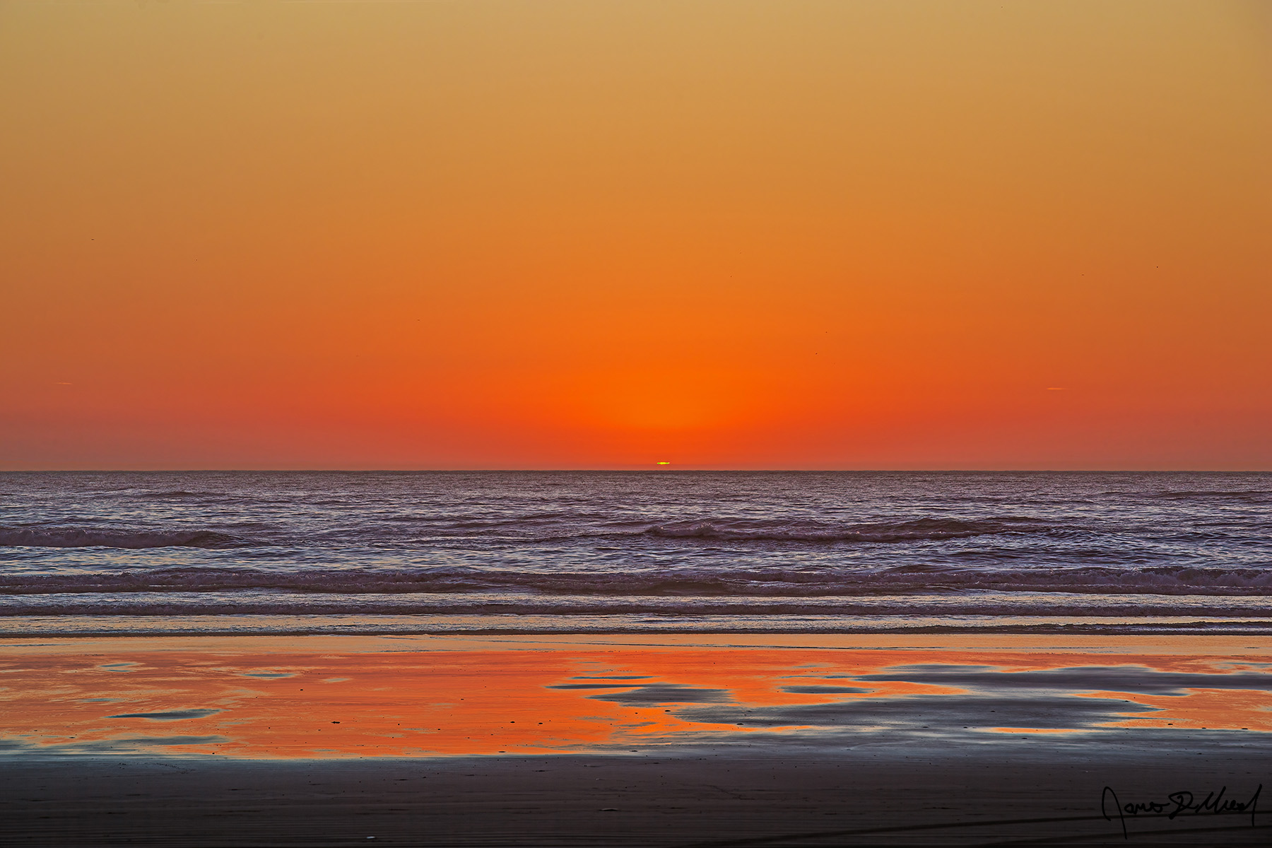 Flash - Ducted Mock Mirage Green Flash at Sunset over the Pacific Ocean A mock-mirage green flash seen at sunset just as the sun sets over the Pacific Ocean.